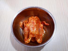 再次戴上食品手套，充分按摩几分钟至吸收！盖上盖子或者保鲜膜放入冰箱冷藏室腌制24小时！（期间最好取出再给鸡按摩两次）