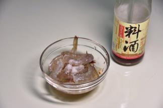 鲜虾去头开背，抽去虾筋，用料酒和盐抓一抓