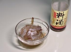鲜虾去头开背，抽去虾筋，用料酒和盐抓一抓