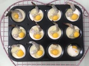 打一个鹌鹑蛋，撒点罗勒碎。