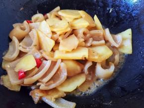 放半碗水，盖盖中火烧至汤汁浓稠后关火即可