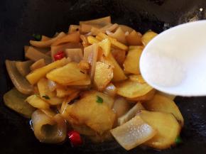 放生抽和盐调味，继续翻炒几下