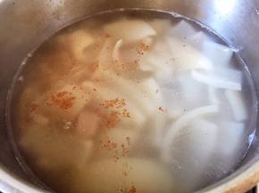 肉皮除尽猪毛，焯水后洗净，放锅中加水、花椒粉、料酒煮至八分熟捞出，沥干水分备用