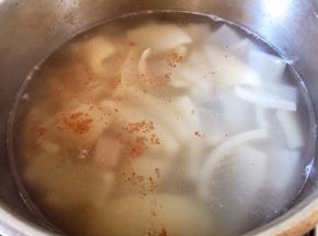肉皮除尽猪毛，焯水后洗净，放锅中加水、花椒粉、料酒煮至八分熟捞出，沥干水分备用