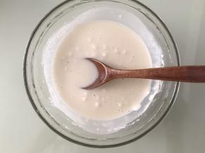 低筋粉，澄粉、泡打粉和盐一起倒入碗里，加少许水搅成稀面糊