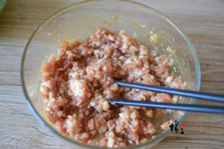 猪肉馅中加盐、熟油、生抽、蚝油、十三香搅拌均匀