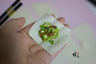 取出一个正方形的面片，把馅放中间