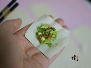 取出一个正方形的面片，把馅放中间