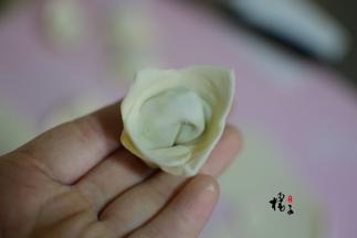 然后再把两边的角捏在一起