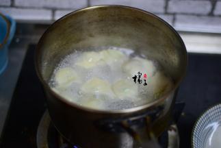 锅中烧水，水沸腾后，加入馄饨煮，煮至馄饨飘起来，并且每个馄饨的皮也胀起来就可以了