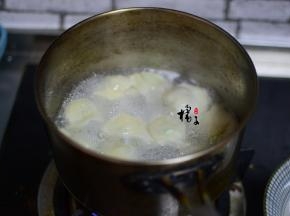 锅中烧水，水沸腾后，加入馄饨煮，煮至馄饨飘起来，并且每个馄饨的皮也胀起来就可以了