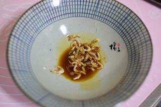 碗中加入少许生抽、虾皮，加少许煮馄饨水