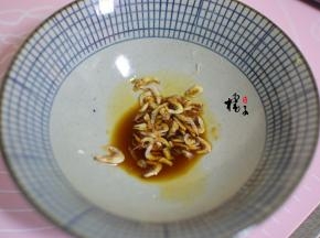 碗中加入少许生抽、虾皮，加少许煮馄饨水