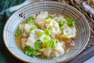 再把馄饨盛入碗中，撒少许葱花和香菜