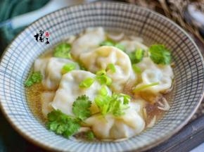 再把馄饨盛入碗中，撒少许葱花和香菜