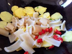 放入肉皮和红椒翻炒片刻