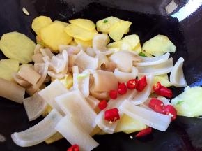 放入肉皮和红椒翻炒片刻