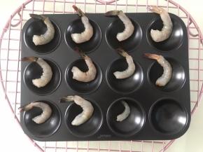 虾放入盘中