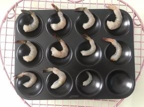虾放入盘中