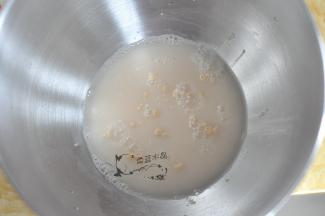 内胆中倒入温水，放入干酵母搅匀静置5分钟。