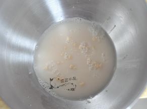 内胆中倒入温水，放入干酵母搅匀静置5分钟。