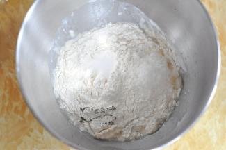 倒入金龙鱼澳大利亚麦芯小麦粉，上面分开放盐和糖。