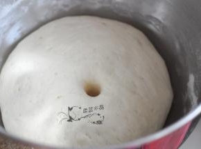 放在温暖的地方发酵至两倍大，手指按下不回缩，底部呈现蜂窝状。