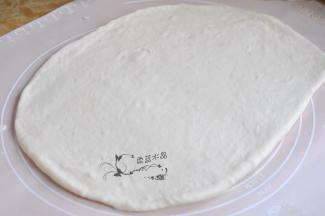 将面团排气后松弛十分钟，擀成长方形。