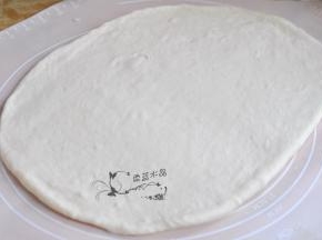 将面团排气后松弛十分钟，擀成长方形。