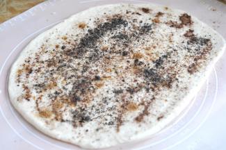 表面刷一层油，均匀撒上花椒粉、盐、十三香、黑芝麻粉。