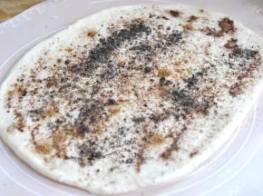 表面刷一层油，均匀撒上花椒粉、盐、十三香、黑芝麻粉。