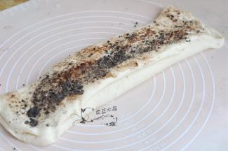 将面皮的两边向中间叠起，叠起后的表面，继续刷油撒调料。