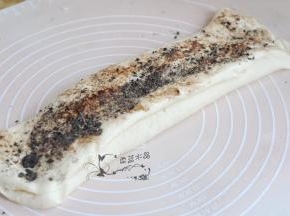 将面皮的两边向中间叠起，叠起后的表面，继续刷油撒调料。