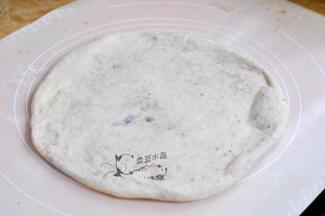压扁后擀成薄饼，面饼下面还有气泡，但是怎么擀，皮都不会破。