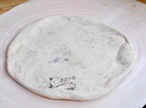 压扁后擀成薄饼，面饼下面还有气泡，但是怎么擀，皮都不会破。