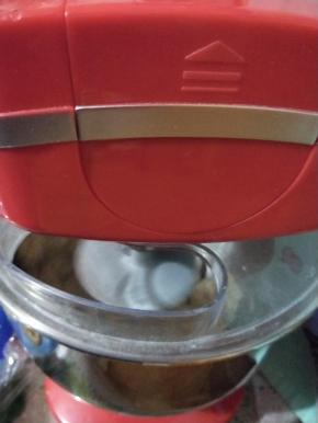 饼皮的材料全部放进厨师机，直接搅打至拓展状态即可。