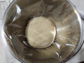 取出面团收拢光滑后放进打蛋盆发酵。