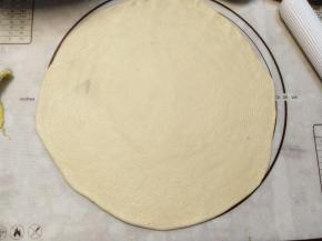 擀成一块圆形的薄薄的饼皮。（这块面团根据自己对厚薄的选择可以制作2-3个）