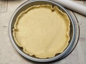 面皮要比披萨盘大一圈，把面皮放入披萨盘内，面皮会多出一部分。