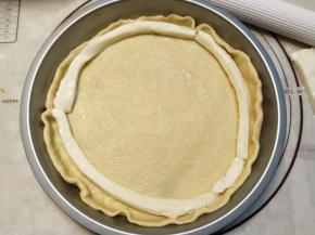 贴近披萨盘的边缘放入芝士条。