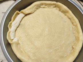 然后把多出来的饼皮翻下来，包住芝士条。