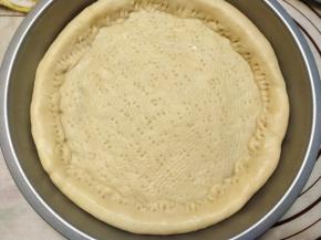 包好后把接缝处压紧，然后用叉子给饼底扎满小孔。