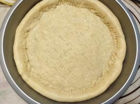 包好后把接缝处压紧，然后用叉子给饼底扎满小孔。