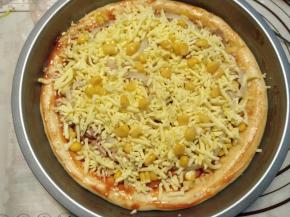 再铺上一层马苏里拉芝士碎，再撒点甜玉米粒做装饰。