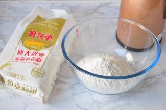 将面粉、盐倒在盆中，加入80度左右的热水。