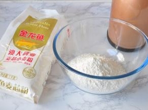 将面粉、盐倒在盆中，加入80度左右的热水。