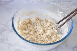 边倒边用筷子搅拌，因为每种面粉的吸水量不同，所以您可以适量增减。建议您将做饼的面团可以揉的软一点，但不要不粘手状态。