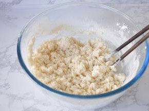 边倒边用筷子搅拌，因为每种面粉的吸水量不同，所以您可以适量增减。建议您将做饼的面团可以揉的软一点，但不要不粘手状态。