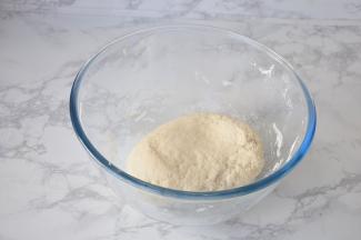 揉成团，盖上保鲜膜醒发。面不光滑没关系，您过半个小时后再揉，很会就会光滑。面团一定要醒透，这样擀起来才能均匀且能擀得很薄。我一般会在头一天晚上就揉好面，第二天早上起来就能用。面团柔软而筋道，可塑性极强。