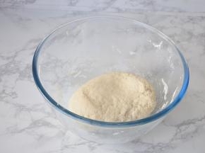 揉成团，盖上保鲜膜醒发。面不光滑没关系，您过半个小时后再揉，很会就会光滑。面团一定要醒透，这样擀起来才能均匀且能擀得很薄。我一般会在头一天晚上就揉好面，第二天早上起来就能用。面团柔软而筋道，可塑性极强。